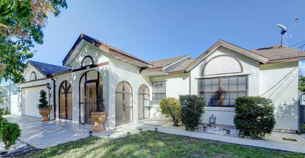 The entrance to Cayuga Sober Living House in Port St. Lucie Florida